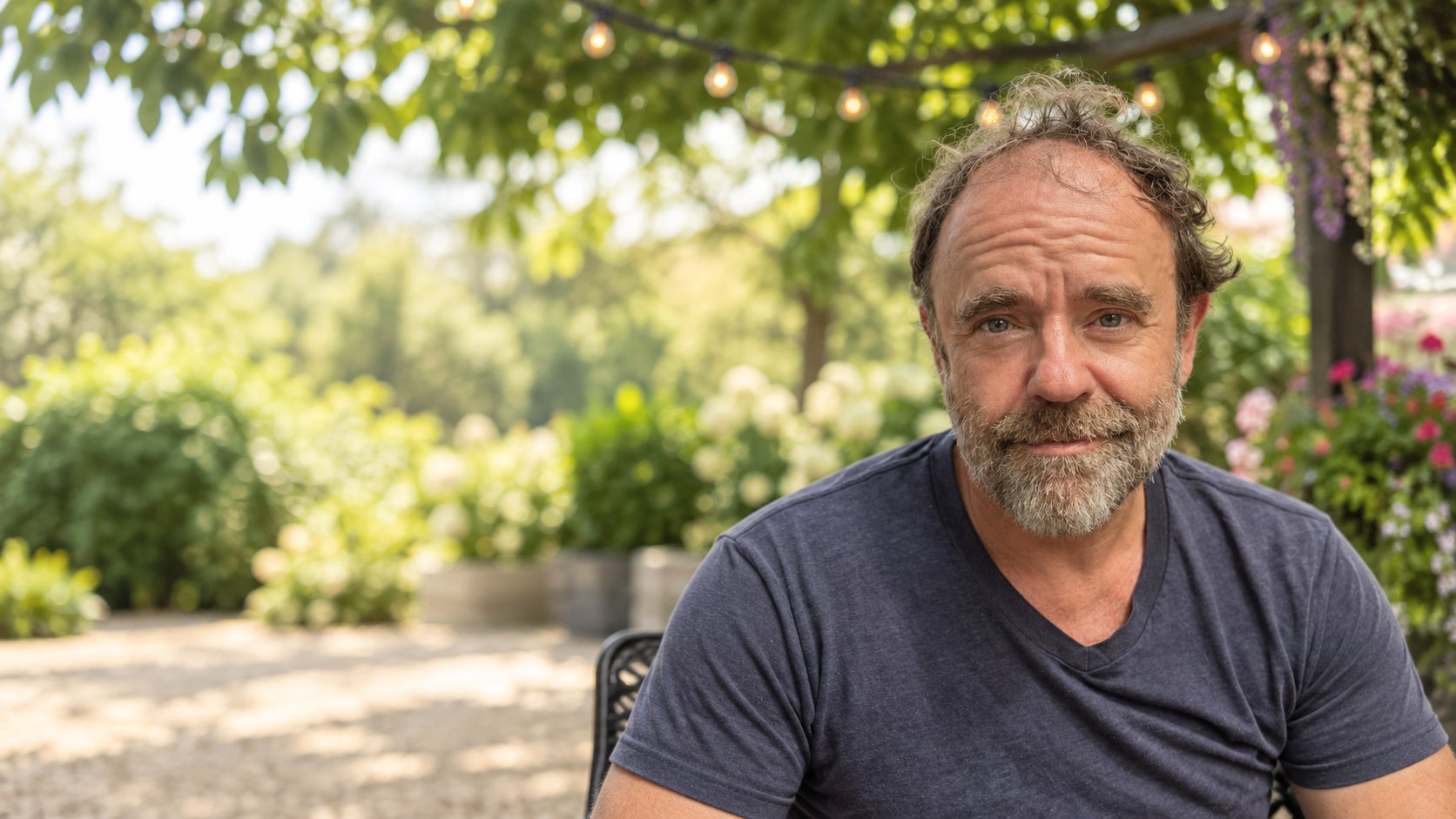 Portret van Marnix Pauwels in een donker T-shirt